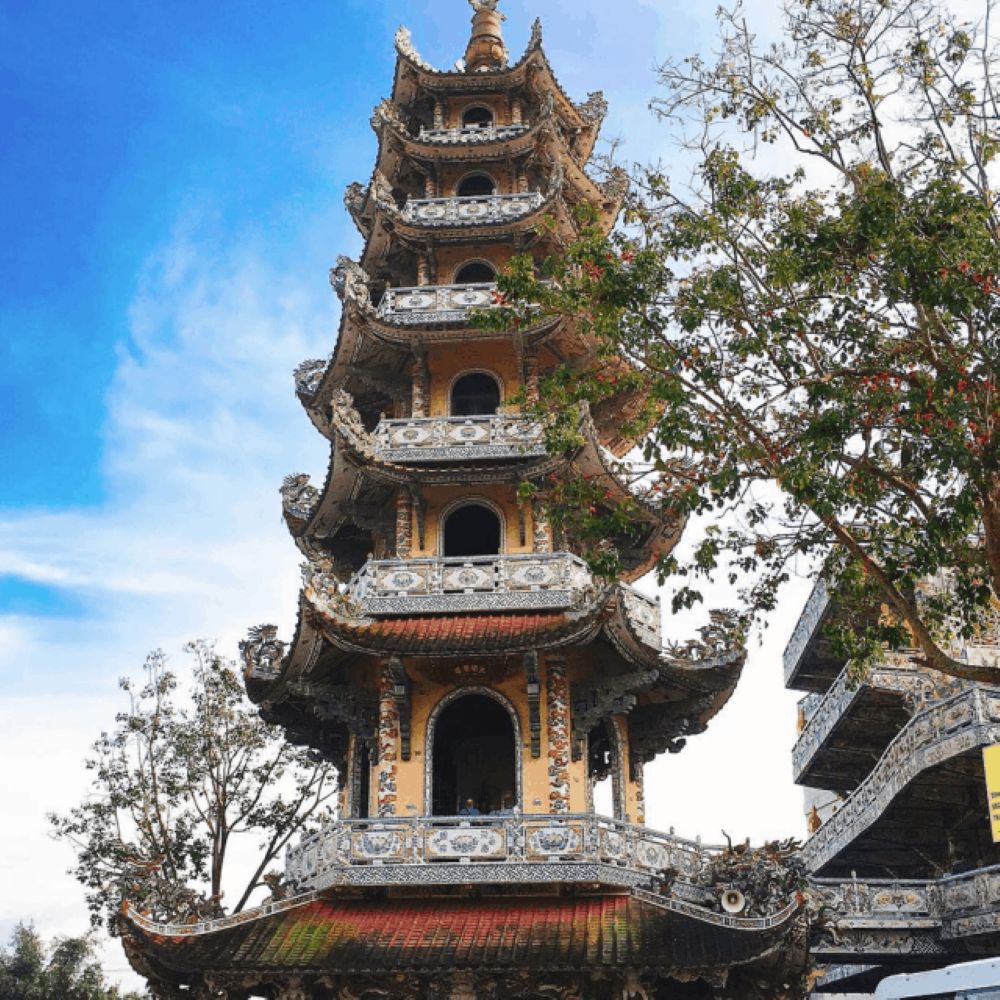Chùa “Ve Chai” Đà Lạt Địa Điểm Du Lịch Nổi Tiếng Nhất Xứ Sương Mù 24 chua ve chai da lat dia diem du lich noi tieng nhat xu suong mu 3